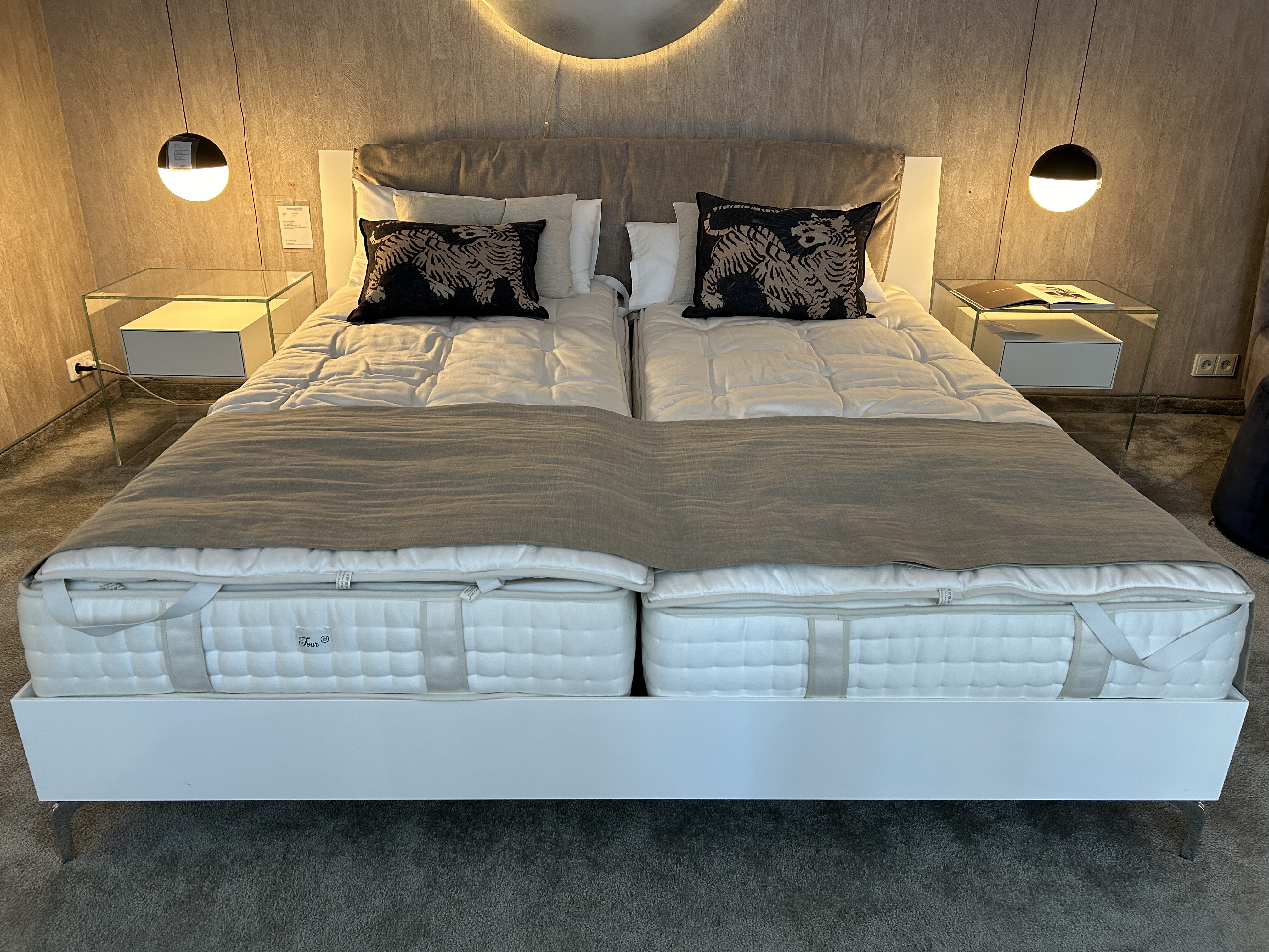 Bett mit Knickkopfteil